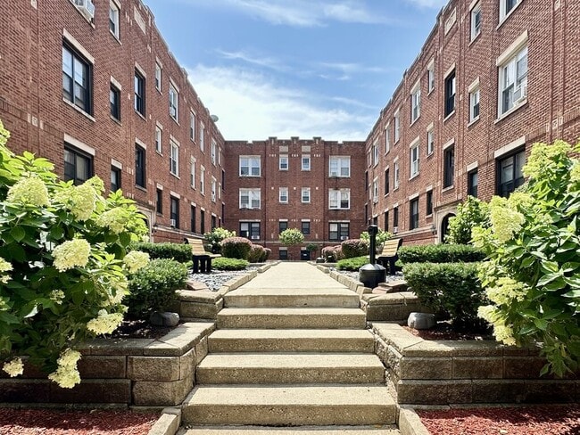 Building Photo - 938 W Cornelia Ave