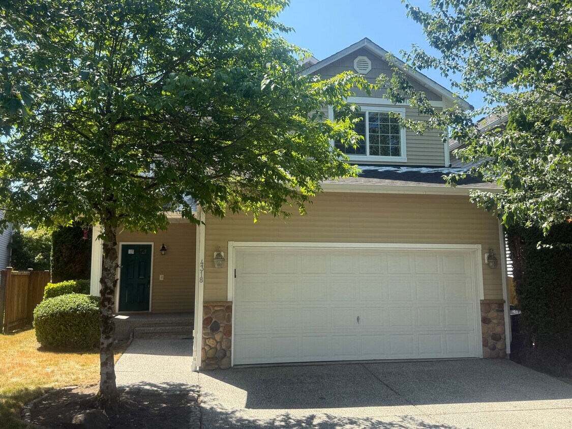 Primary Photo - Spacious 4 Bed 3 Bath Home in a Prime Loca...