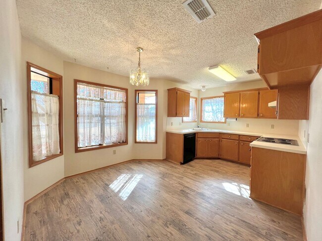 Foto del edificio - Available now! 3/2/2 with fenced backyard ...