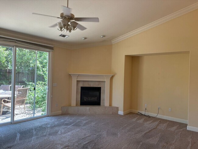 Foto del edificio - Spacious 1,950 Sq. Ft. Home with 3-Car Garage in Redding