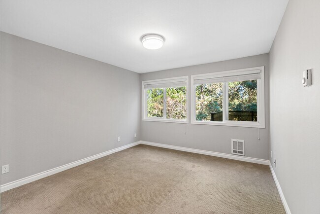 Foto del edificio - 2 bed 1.75 bath - includes water/sewer/gar...