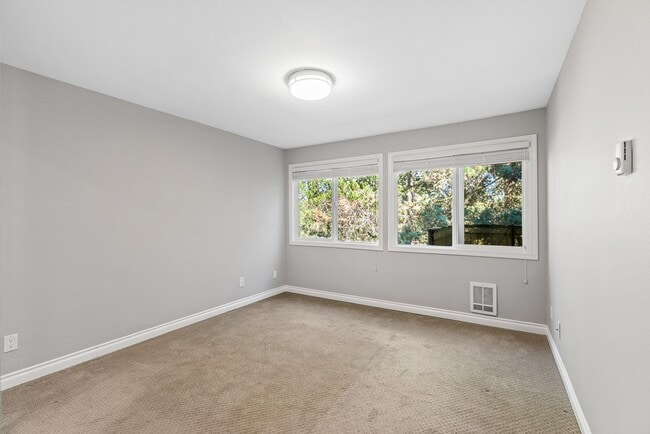 Building Photo - 2 bed 1.75 bath - includes water/sewer/gar...