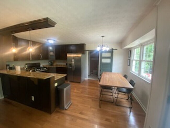 Foto del edificio - 230 Wintergreen Dr