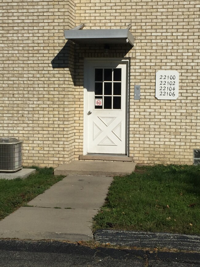Foto del edificio - 22100 E 11 Mile Rd