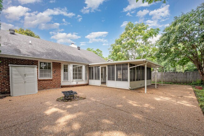 Foto del edificio - Charming 2-Bedroom Home with Sunroom in th...