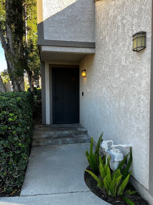 Building Photo - 2 Bedroom 3 Bath Condo for Rent in an Excellent Area of Fullerton