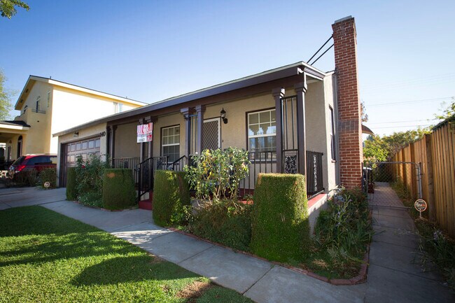Jardín delantero - 140 N Berkeley Ave