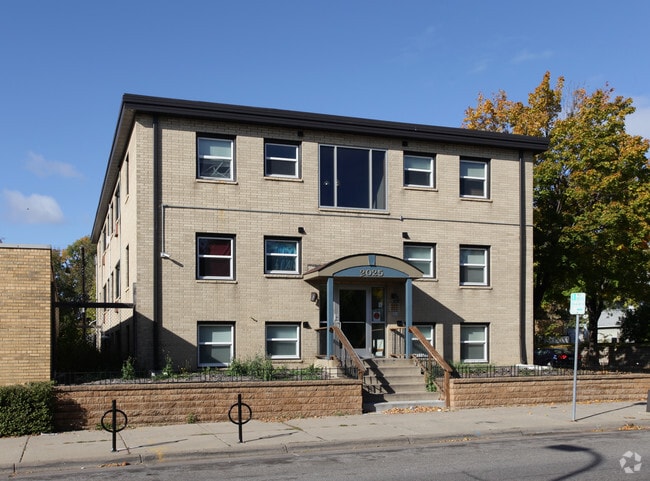 Building Photo - 2025 Emerson Ave N