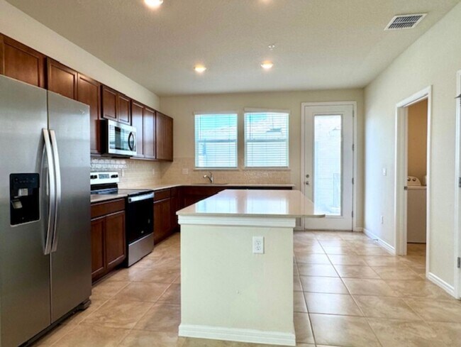 Building Photo - Isles of Lake Nona!! 3 Bedroom 2.5 Bathroo...