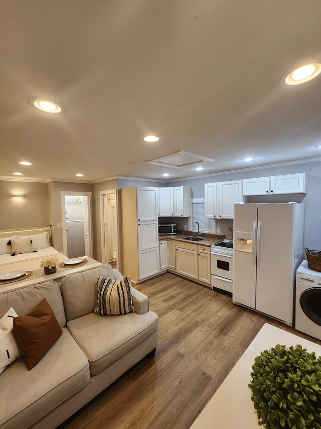 Building Photo - 490 E Stanford St