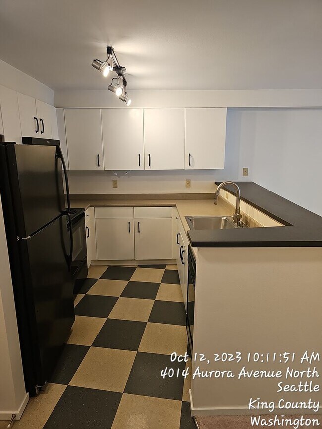 Building Photo - Cobrizo Condominium - $1695.00 1 bedroom, ...
