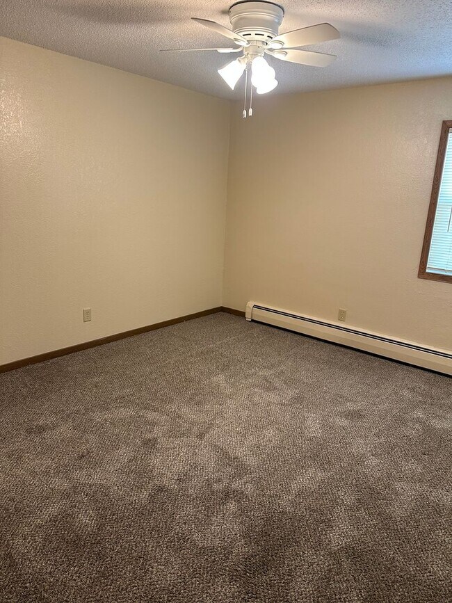 Foto del edificio - Forestview 1 Bedroom Upper Unit