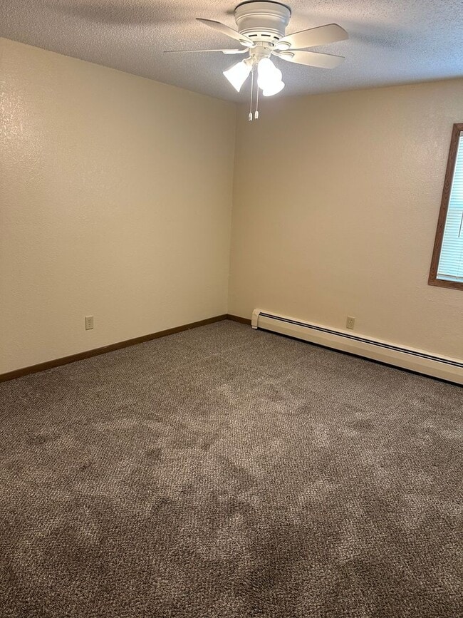 Building Photo - Forestview 1 Bedroom Upper Unit