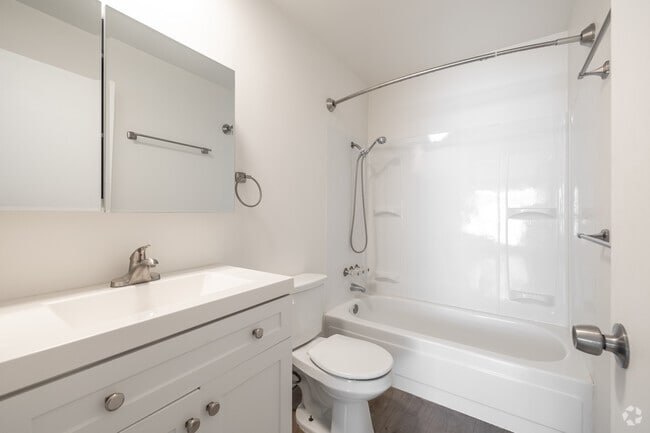 Studio - 400SF - Bathroom - Hawthorne Chateau