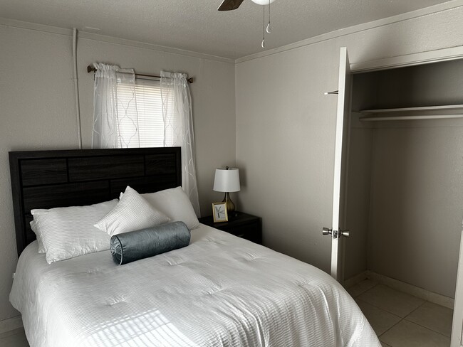 Building Photo - Albores Apartments
