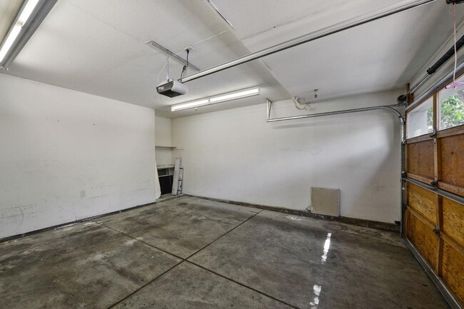 Building Photo - 420 Jacobs Ct