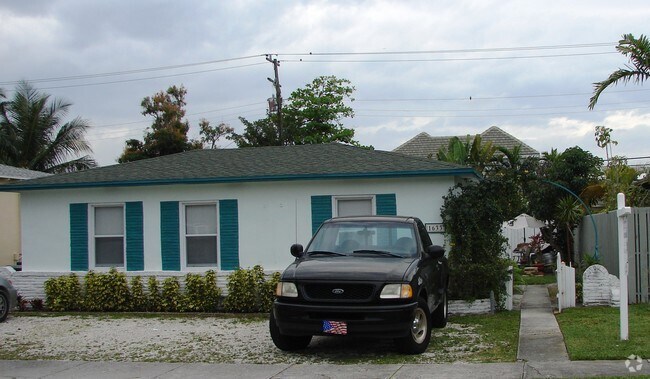 Foto del edificio - 1633 NE 4th Pl