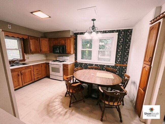 Foto del edificio - Recently updated 4 bed 1.5 bath Single Fam...