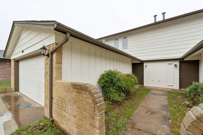 Foto del edificio - 3 bedroom 2.5 bath - NW Highway and Rockwell
