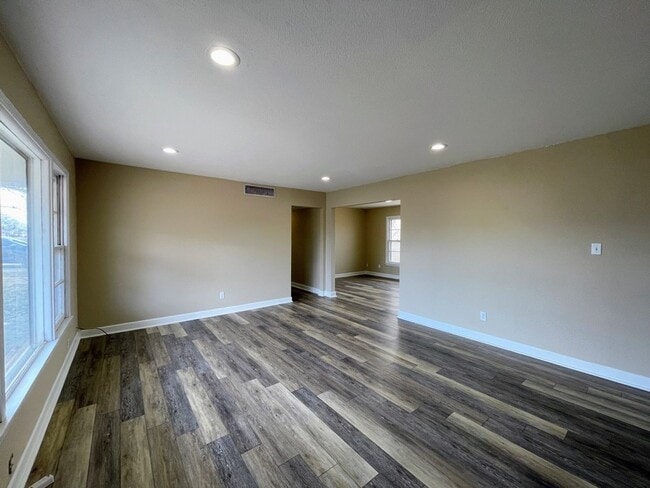 Foto del edificio - Snyder’s Best-Kept Secret – Modern 2-Bed Retreat Steps From Towle Park & Pool