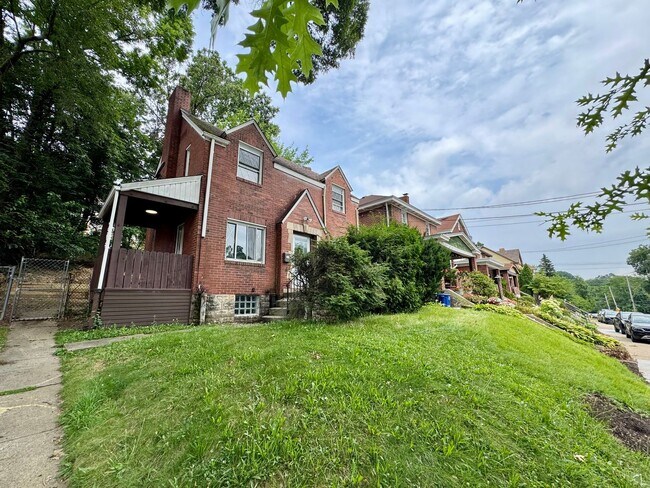 Foto del edificio - Adorable 2 Bed 1 Bath Home in Brookline W/dedicated office/library space!