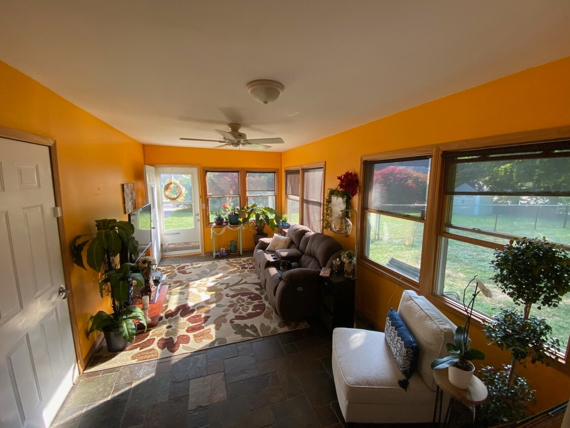 Stunning 4 seasons sun - 6024 Litchfield Ln