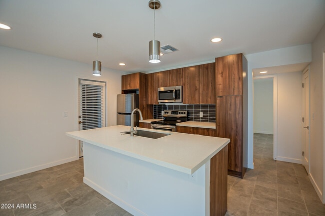 Building Photo - 6227 N 13th Pl