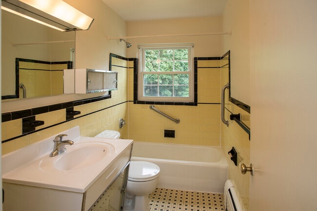 Building Photo - 159 Thoreau St