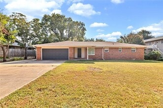 Building Photo - 211 Woodlawn Dr