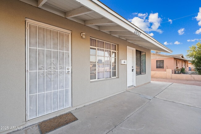 Building Photo - 2057 E 10th St