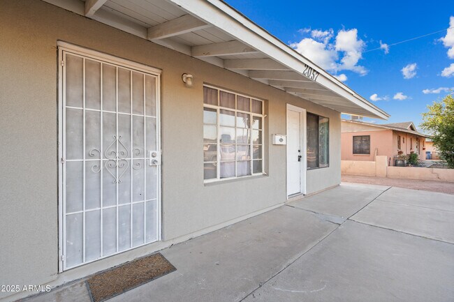 Foto del edificio - 2057 E 10th St