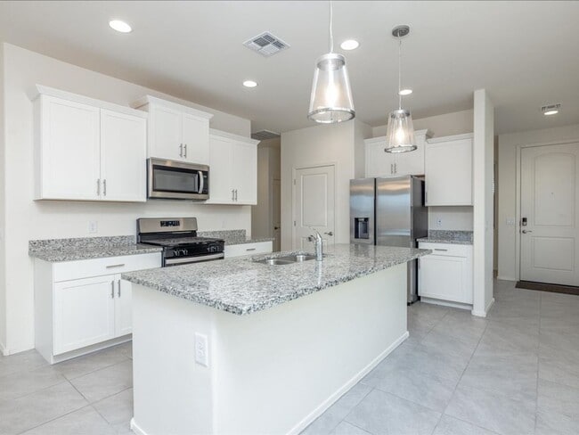 Building Photo - 3 Bedroom 2 Bathroom  MOUNTAIN VIEWS! $500...