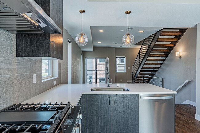 Foto del edificio - FOR RENT! Experience Elevated Living at Do...