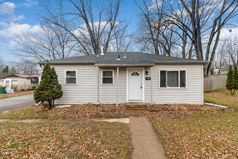 Primary Photo - 5847 Quebec Ave N