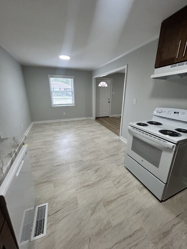 Foto del edificio - "Charming 3-Bed Home with 1.5 Baths on Vine Street – Perfect Blend of Comfort and Convenience in ...