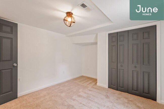 Foto del edificio - Twin room in 5-bed/2.0-bath Home