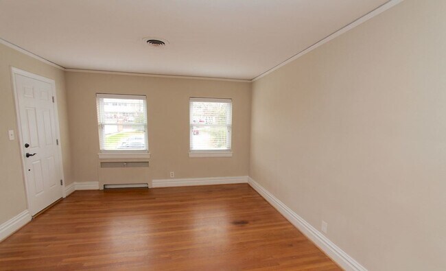 Foto del edificio - 1104 W Friendly Ave