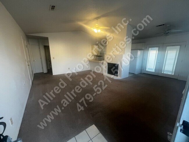 Foto del edificio - 2 Bedroom 1.5 bath in FAYETTEVILLE. LAWN C...