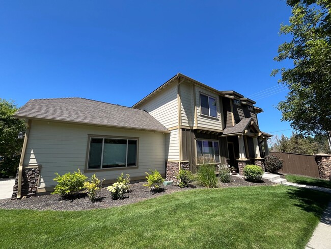 Building Photo - Spacious 3-Bed, 2.5 Bath Home with Community Pool in NE Bend