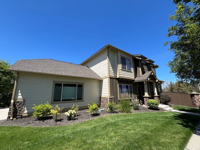 Foto del edificio - Spacious 3-Bed, 2.5 Bath Home with Community Pool in NE Bend