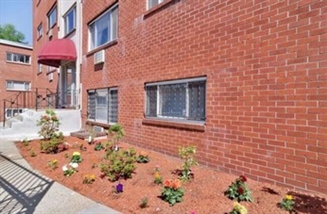 Building Photo - 2BR 1Bth unit. Heat/Hot Water included. Great location! Parking included! Swimming pool!