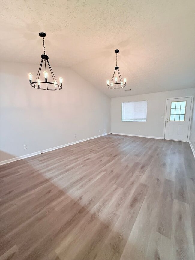 Building Photo - 2br Brick Townhome in Great Gainesville Lo...
