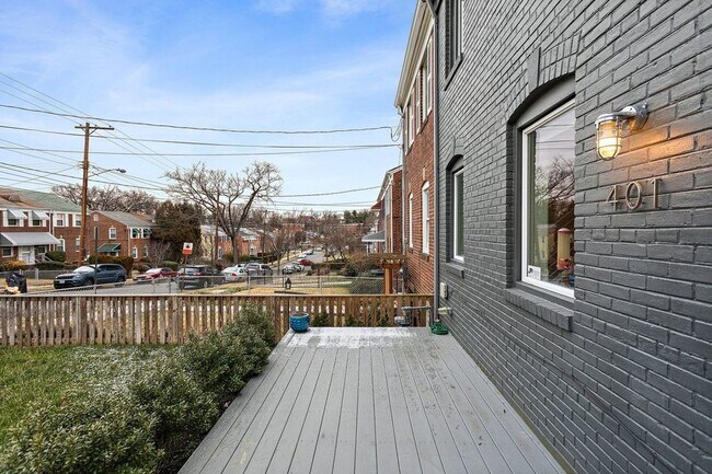 Foto del edificio - Gorgeous Three Bedroom Oasis Near Fort Tot...