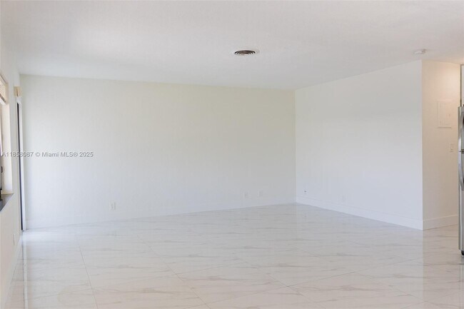 Foto del edificio - 2140 NE 56th St