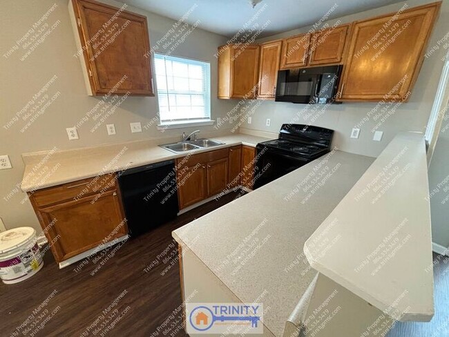 Building Photo - Completely Renovated 3 Bed/2 Bath Duplex i...