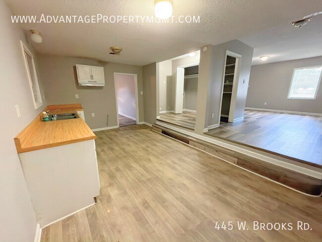 Foto del edificio - 445 W Brooks Rd
