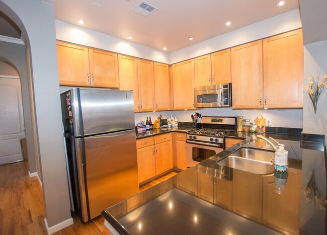 High end amenities including gas stove - 1489 Steele St