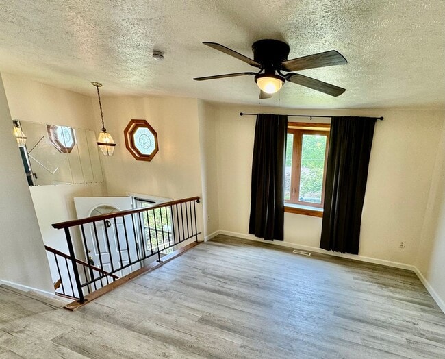 Building Photo - Spacious Split Level 3/1.5 House in Baldwi...