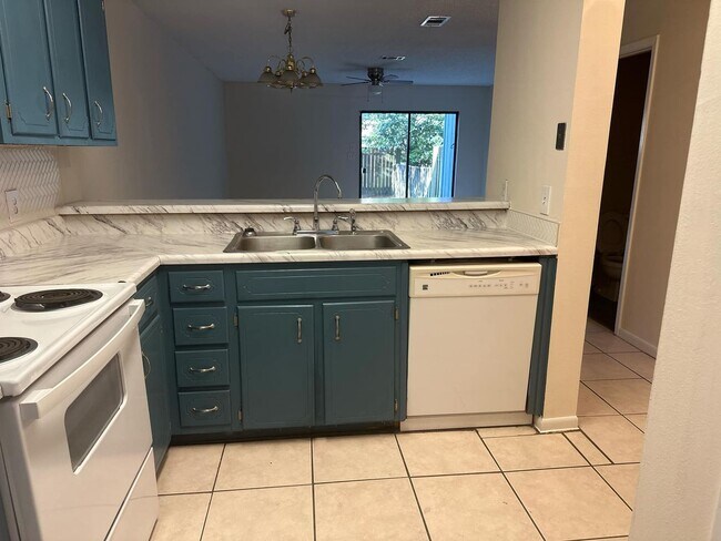 Foto del edificio - 2 Bed Townhouse in Central Pensacola