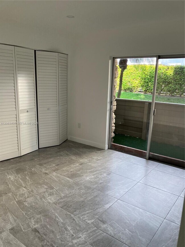 Foto del edificio - 8305 SW 72nd Ave